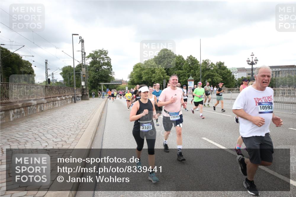 29.06.2025 - hella hamburg halbmarathon Jannik Wohlers http://msf.ph/oto/8339441 29.06.2025 10:55:22 Lombardsbrücke 1616, 3101, 3244, 4265, 4470, 4896, 5220, 5222, 5575, 6055, 6056, 6113, 6257, 6594, 7548, 7969, 8110, 8527, 8532, 8533, 8648, 9548, 9861, 9865, 9956, 10094, 10436, 10438, 10449, 10593, 11903, 11962, 11963, 12695, 13504, 14124, 14492, 15081, 15116, 15289, 15763, 15764, 16336, 16651, 16768, 16926, 17038, 17039, 17168, 17392, 18195, 18907 meine-sportfotos.de