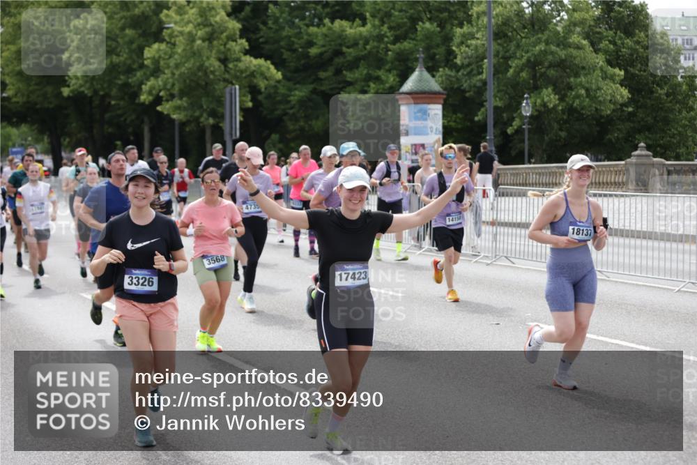 29.06.2025 - hella hamburg halbmarathon Jannik Wohlers http://msf.ph/oto/8339490 29.06.2025 10:41:38 Lombardsbrücke 1039, 1648, 1752, 2145, 2523, 2974, 3276, 3326, 3459, 3460, 3568, 4329, 4735, 4736, 4885, 5671, 6136, 6137, 6153, 6430, 6436, 6837, 6846, 7955, 8908, 9008, 9223, 9467, 10027, 10623, 11017, 11024, 11207, 11617, 11659, 11840, 11841, 12162, 12682, 12715, 12725, 12801, 12802, 13205, 13715, 13772, 14129, 14158, 14381, 14486, 14530, 14872, 14929, 15311, 16743, 17423, 17541, 18137, 18940 meine-sportfotos.de