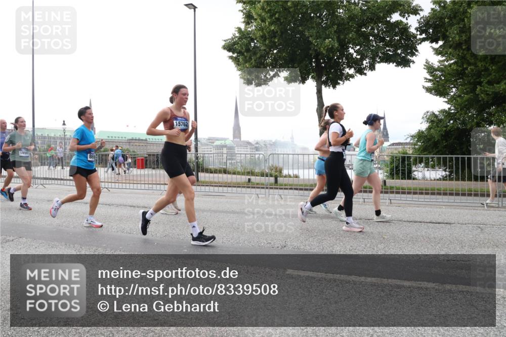 29.06.2025 - hella hamburg halbmarathon Lena Gebhardt http://msf.ph/oto/8339508 29.06.2025 10:38:13 Lombardsbrücke 18592, 869, 15762, 1196, 1394, 1457, 1578, 1596, 1742, 1791, 1799, 1901, 1966, 1985, 2113, 2151, 2498, 2786, 3010, 3094, 3095, 3242, 3246, 3286, 3338, 3635, 3636, 3716, 3777, 3841, 3880, 4139, 4155, 4159, 4414, 4883, 4921, 5085, 5089, 5139, 5155, 5300, 5522, 5713, 5735, 6199, 6200, 6362, 6697, 6751, 6930, 7117, 7118, 7165, 7244, 7321, 7552, 7629, 7692, 7696, 7868, 7914, 8985, 9247, 9288, 9895, 10159, 10836, 11087, 11543 meine-sportfotos.de