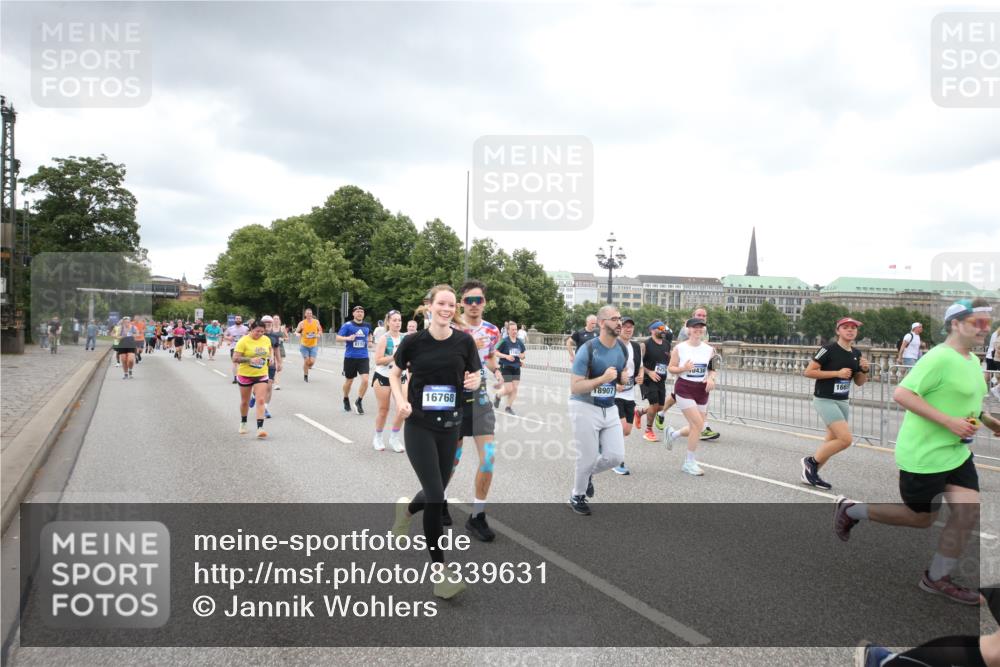 29.06.2025 - hella hamburg halbmarathon Jannik Wohlers http://msf.ph/oto/8339631 29.06.2025 10:55:25 Lombardsbrücke 3101, 3244, 4265, 4470, 4896, 5220, 5222, 5575, 6055, 6056, 6113, 6257, 6594, 7516, 7969, 8110, 8527, 8532, 8533, 8648, 9548, 9861, 9865, 9956, 10094, 10436, 10438, 10449, 10593, 11903, 11962, 11963, 12695, 13504, 13627, 14124, 14492, 15081, 15116, 15199, 15289, 15763, 15764, 16336, 16651, 16768, 16926, 17038, 17039, 17168, 17392, 18195, 18907 meine-sportfotos.de