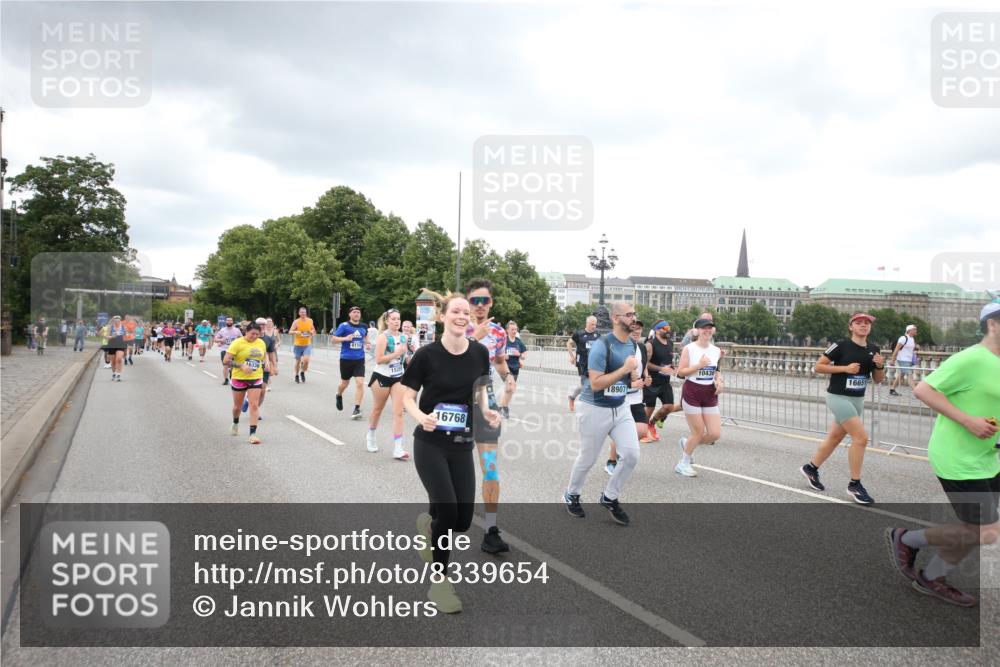 29.06.2025 - hella hamburg halbmarathon Jannik Wohlers http://msf.ph/oto/8339654 29.06.2025 10:55:25 Lombardsbrücke 3101, 3244, 4265, 4470, 4896, 5220, 5222, 5575, 6055, 6056, 6113, 6257, 6594, 7516, 7969, 8110, 8527, 8532, 8533, 8648, 9548, 9861, 9865, 9956, 10094, 10436, 10438, 10449, 10593, 11903, 11962, 11963, 12695, 13504, 13627, 14124, 14492, 15081, 15116, 15199, 15289, 15763, 15764, 16336, 16651, 16768, 16926, 17038, 17039, 17168, 17392, 18195, 18907 meine-sportfotos.de
