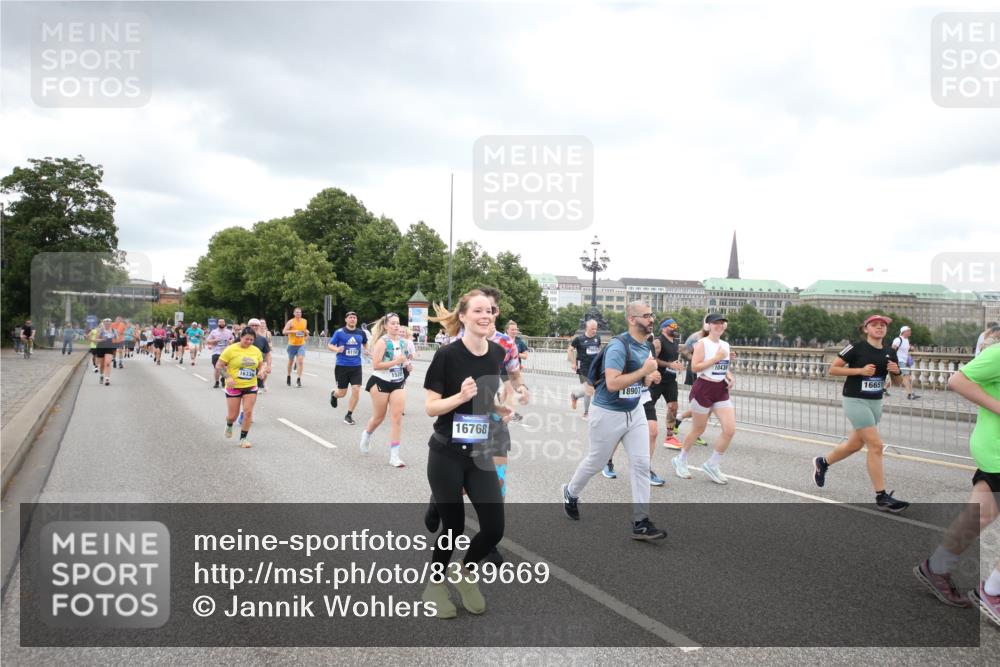 29.06.2025 - hella hamburg halbmarathon Jannik Wohlers http://msf.ph/oto/8339669 29.06.2025 10:55:25 Lombardsbrücke 3101, 3244, 4265, 4470, 4896, 5220, 5222, 5575, 6055, 6056, 6113, 6257, 6594, 7516, 7969, 8110, 8527, 8532, 8533, 8648, 9548, 9861, 9865, 9956, 10094, 10436, 10438, 10449, 10593, 11903, 11962, 11963, 12695, 13504, 13627, 14124, 14492, 15081, 15116, 15199, 15289, 15763, 15764, 16336, 16651, 16768, 16926, 17038, 17039, 17168, 17392, 18195, 18907 meine-sportfotos.de