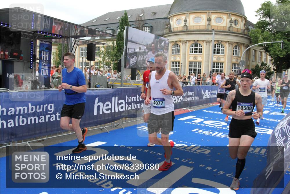 29.06.2025 - hella hamburg halbmarathon Michael Strokosch http://msf.ph/oto/8339680 29.06.2025 10:51:11 Ziel 1366, 4077, 4816, 4967, 6027, 8261, 8508, 8704, 10508, 10603, 10868, 11733, 13073, 15480, 17384, 17530, 17823, 18066 meine-sportfotos.de