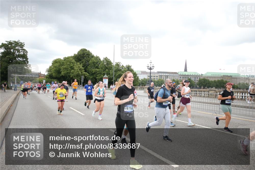29.06.2025 - hella hamburg halbmarathon Jannik Wohlers http://msf.ph/oto/8339687 29.06.2025 10:55:25 Lombardsbrücke 3101, 3244, 4265, 4470, 4896, 5220, 5222, 5575, 6055, 6056, 6113, 6257, 6594, 7516, 7969, 8110, 8527, 8532, 8533, 8648, 9548, 9861, 9865, 9956, 10094, 10436, 10438, 10449, 10593, 11903, 11962, 11963, 12695, 13504, 13627, 14124, 14492, 15081, 15116, 15199, 15289, 15763, 15764, 16336, 16651, 16768, 16926, 17038, 17039, 17168, 17392, 18195, 18907 meine-sportfotos.de