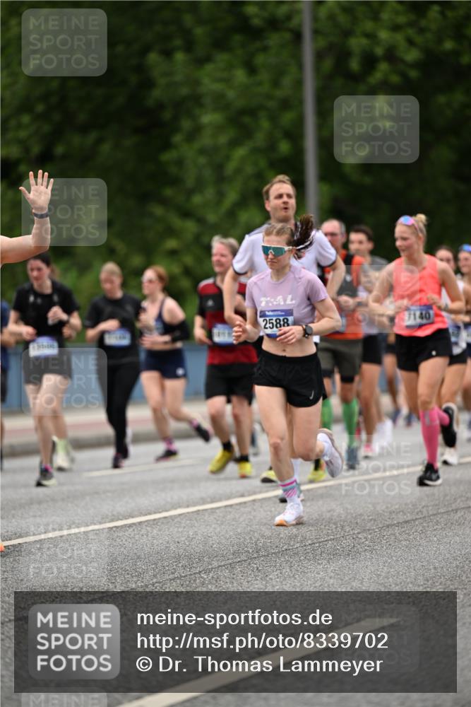 29.06.2025 - hella hamburg halbmarathon Dr. Thomas Lammeyer http://msf.ph/oto/8339702 29.06.2025 10:40:15 Kennedybrücke 1036, 1102, 1183, 1284, 1336, 1717, 2352, 2588, 2827, 3243, 3741, 3990, 4413, 4902, 5012, 5240, 5531, 6021, 6381, 6845, 6896, 7111, 7275, 7927, 8356, 8947, 10047, 10119, 10336, 10341, 10567, 11010, 11187, 11198 meine-sportfotos.de
