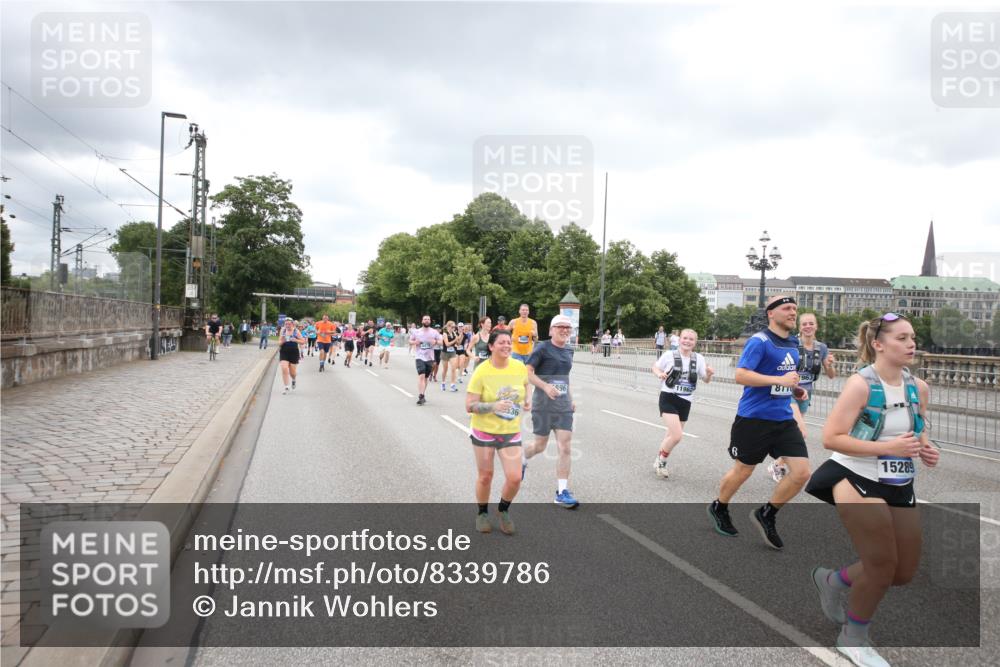 29.06.2025 - hella hamburg halbmarathon Jannik Wohlers http://msf.ph/oto/8339786 29.06.2025 10:55:27 Lombardsbrücke 2793, 3101, 3244, 4265, 4470, 4473, 4896, 5220, 5222, 5306, 5575, 6055, 6056, 6113, 6257, 6594, 7516, 7969, 8110, 8527, 8532, 8533, 8648, 9548, 9861, 9865, 9956, 10436, 10438, 10449, 10593, 11903, 11962, 11963, 12695, 13504, 13627, 14124, 14221, 14492, 15116, 15199, 15289, 15763, 15764, 16336, 16413, 16651, 16768, 16926, 17038, 17039, 17168, 17392, 18195, 18329, 18907 meine-sportfotos.de