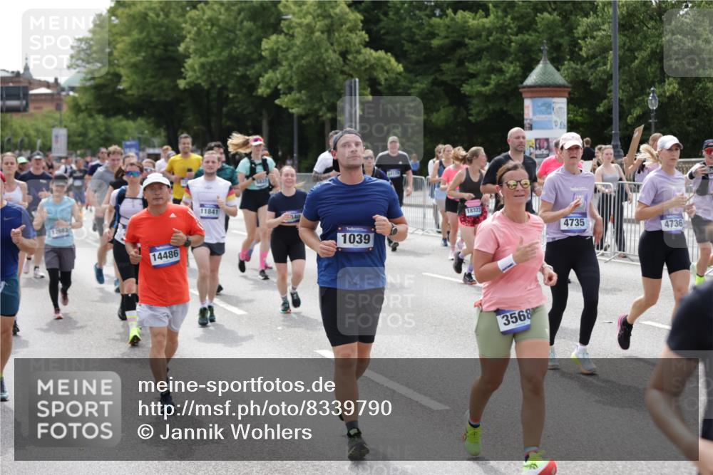 29.06.2025 - hella hamburg halbmarathon Jannik Wohlers http://msf.ph/oto/8339790 29.06.2025 10:41:40 Lombardsbrücke 1039, 1648, 1752, 2145, 2523, 2974, 3276, 3326, 3459, 3460, 3568, 4329, 4735, 4736, 4885, 5671, 6136, 6137, 6153, 6430, 6436, 6837, 6846, 6917, 7357, 8014, 8908, 9008, 9223, 9467, 10027, 10623, 10734, 11017, 11024, 11207, 11617, 11659, 11840, 11841, 12162, 12682, 12715, 12725, 12801, 12802, 13205, 13715, 14129, 14158, 14381, 14486, 14530, 15311, 16743, 17423, 17541, 18137, 18940 meine-sportfotos.de