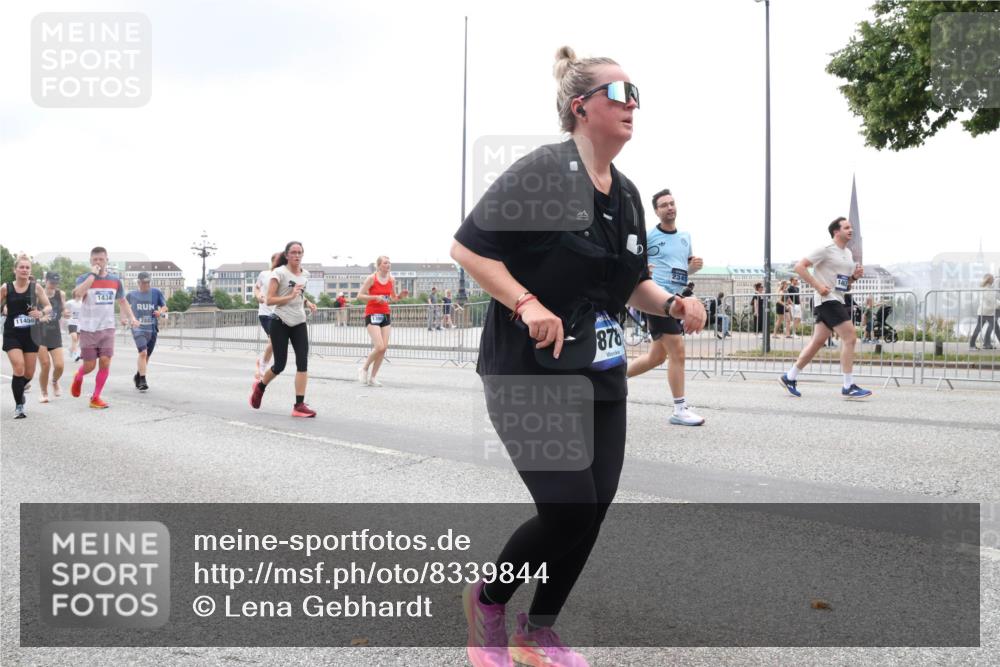 29.06.2025 - hella hamburg halbmarathon Lena Gebhardt http://msf.ph/oto/8339844 29.06.2025 10:47:42 Lombardsbrücke 11455, 1434, 2882, 878, 1045, 1246, 1392, 1434, 1463, 1523, 1618, 1639, 1704, 1926, 2148, 2197, 2407, 2491, 2545, 2704, 2790, 2882, 2994, 3049, 3339, 4037, 4184, 4325, 4423, 4806, 4856, 4895, 4974, 4975, 5621, 5622, 5886, 5895, 6255, 6256, 6879, 6995, 7240, 7403, 7427, 7630, 7631, 7970, 8077, 8105, 8270, 8310, 8550, 8774, 8915, 8953, 9018, 9687, 9696, 9697, 10658, 10991, 11351, 11458, 11730, 11738, 11802, 11909, 12431 meine-sportfotos.de