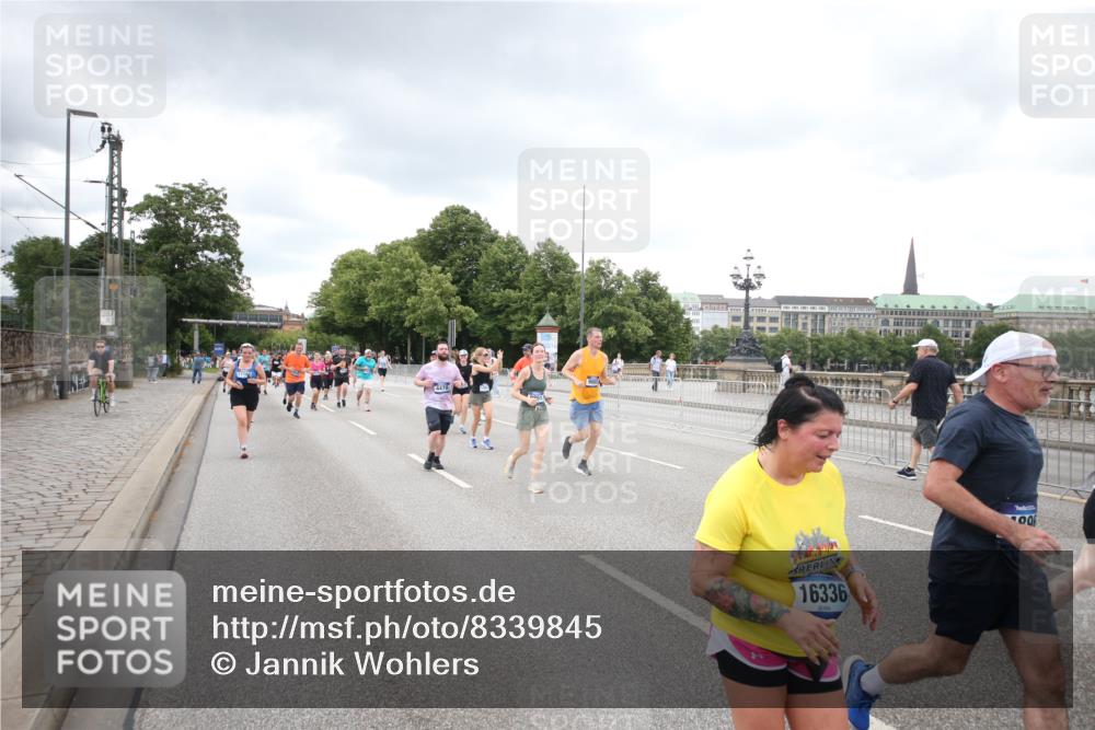 29.06.2025 - hella hamburg halbmarathon Jannik Wohlers http://msf.ph/oto/8339845 29.06.2025 10:55:28 Lombardsbrücke 2793, 3101, 3244, 3268, 4265, 4470, 4473, 4896, 5220, 5222, 5306, 5575, 5994, 6055, 6056, 6113, 6257, 6594, 7516, 7969, 8110, 8527, 8532, 8533, 8648, 9548, 9861, 9865, 9956, 10436, 10438, 10449, 10593, 10640, 11903, 11962, 11963, 12267, 12695, 13055, 13504, 13627, 14124, 14221, 14492, 15116, 15199, 15289, 15763, 15764, 16336, 16413, 16651, 16768, 16926, 17038, 17039, 17168, 17392, 18195, 18329, 18907 meine-sportfotos.de
