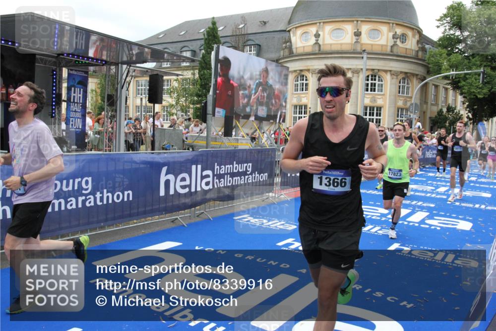 29.06.2025 - hella hamburg halbmarathon Michael Strokosch http://msf.ph/oto/8339916 29.06.2025 10:51:14 Ziel 1366, 4404, 4816, 4967, 5600, 6027, 8508, 10868, 11512, 11625, 11733, 13073, 15480, 17384, 17530, 17823 meine-sportfotos.de