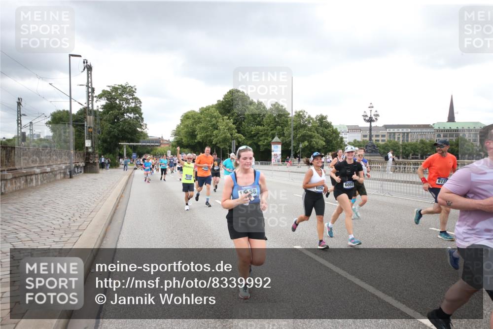29.06.2025 - hella hamburg halbmarathon Jannik Wohlers http://msf.ph/oto/8339992 29.06.2025 10:55:31 Lombardsbrücke 2793, 3101, 3268, 4265, 4470, 4473, 4896, 5220, 5306, 5575, 5994, 6055, 6056, 6113, 6257, 6494, 6594, 7516, 7616, 7969, 8110, 8532, 8533, 8648, 9548, 9838, 9861, 9865, 9956, 10436, 10438, 10449, 10640, 11903, 11962, 11963, 12267, 13055, 13504, 13627, 14124, 14221, 14280, 14281, 14492, 15199, 15289, 15763, 15764, 16413, 16651, 16768, 16960, 17038, 17039, 17168, 18195, 18329, 18907 meine-sportfotos.de