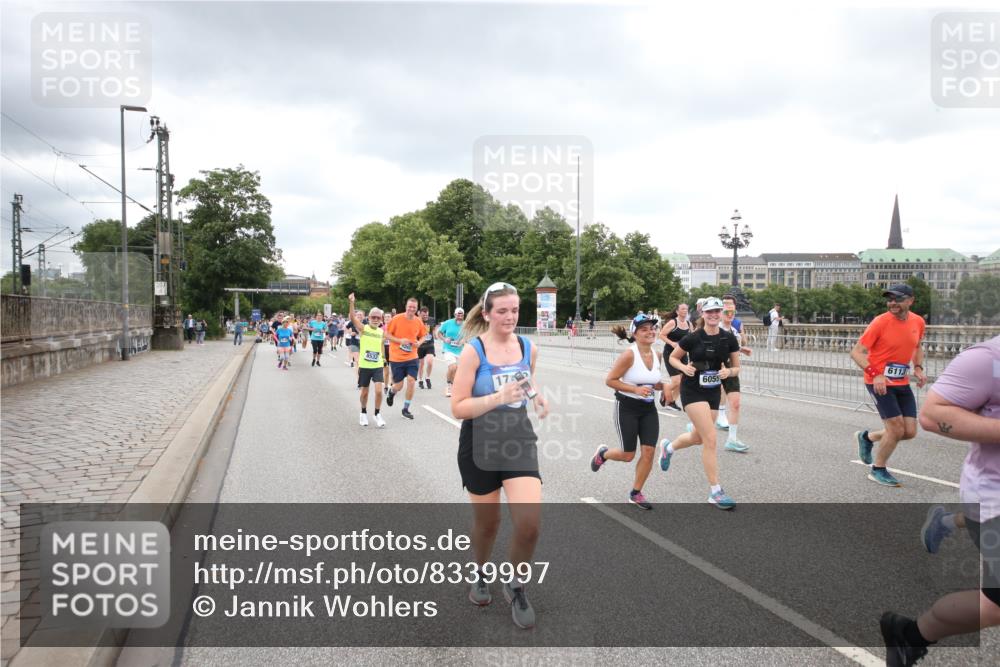 29.06.2025 - hella hamburg halbmarathon Jannik Wohlers http://msf.ph/oto/8339997 29.06.2025 10:55:31 Lombardsbrücke 2793, 3101, 3268, 4265, 4470, 4473, 4896, 5220, 5306, 5575, 5994, 6055, 6056, 6113, 6257, 6494, 6594, 7516, 7616, 7969, 8110, 8532, 8533, 8648, 9548, 9838, 9861, 9865, 9956, 10436, 10438, 10449, 10640, 11903, 11962, 11963, 12267, 13055, 13504, 13627, 14124, 14221, 14280, 14281, 14492, 15199, 15289, 15763, 15764, 16413, 16651, 16768, 16960, 17038, 17039, 17168, 18195, 18329, 18907 meine-sportfotos.de