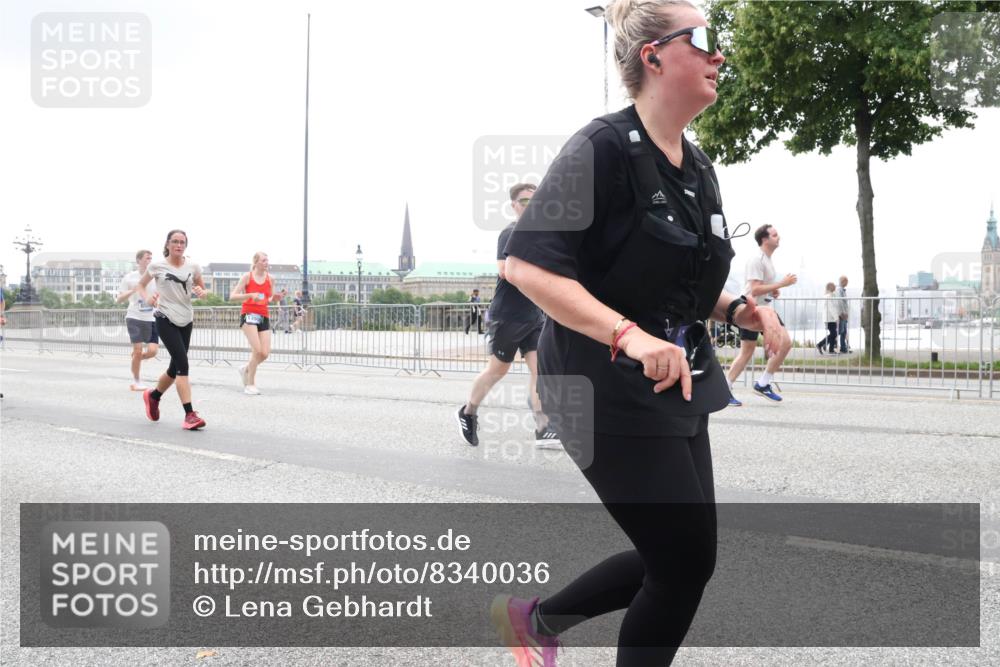 29.06.2025 - hella hamburg halbmarathon Lena Gebhardt http://msf.ph/oto/8340036 29.06.2025 10:47:42 Lombardsbrücke 1045, 1246, 1392, 1434, 1463, 1523, 1618, 1639, 1704, 1926, 2148, 2197, 2407, 2491, 2545, 2704, 2790, 2882, 2994, 3049, 3339, 4037, 4184, 4325, 4423, 4806, 4856, 4895, 4974, 4975, 5621, 5622, 5886, 5895, 6255, 6256, 6879, 6995, 7240, 7403, 7427, 7630, 7631, 7970, 8077, 8105, 8270, 8310, 8550, 8774, 8915, 8953, 9018, 9687, 9696, 9697, 10658, 10991, 11351, 11458, 11730, 11738, 11802, 11909, 12431 meine-sportfotos.de