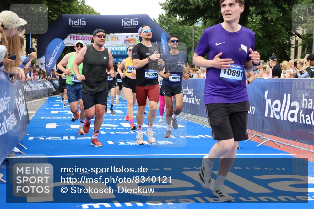 29.06.2025 - hella hamburg halbmarathon Strokosch-Dieckow http://msf.ph/oto/8340121 29.06.2025 10:53:51 Ziel 1422, 1706, 1870, 2432, 5607, 6260, 6374, 6481, 6877, 7177, 7395, 7918, 7973, 8285, 8335, 8394, 9922, 10529, 10891, 11789, 12413, 13032, 13869, 14026, 14175, 15502, 16477, 16538, 17740, 18249, 18418, 18487, 18759, 18831, 18879, 18915, 19177 meine-sportfotos.de