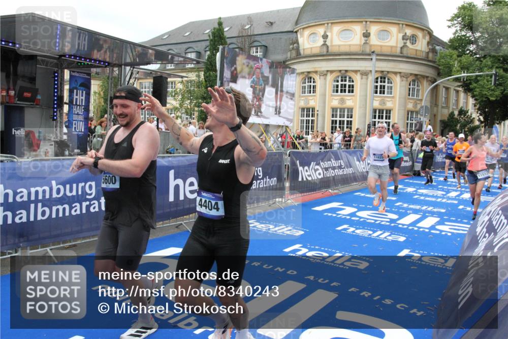 29.06.2025 - hella hamburg halbmarathon Michael Strokosch http://msf.ph/oto/8340243 29.06.2025 10:51:19 Ziel 1461, 1817, 2636, 2718, 4404, 4814, 5600, 6027, 6657, 6776, 8316, 8930, 9476, 10480, 10667, 10868, 11512, 11625, 12016, 14865, 15480, 17530, 18019 meine-sportfotos.de