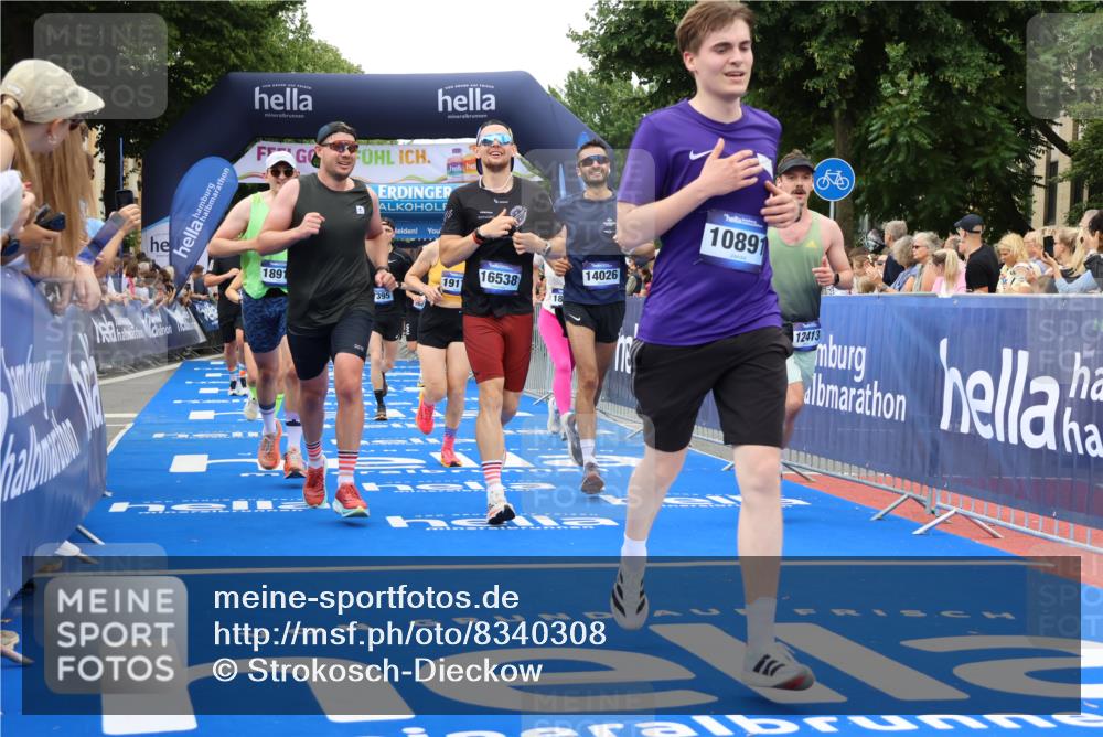 29.06.2025 - hella hamburg halbmarathon Strokosch-Dieckow http://msf.ph/oto/8340308 29.06.2025 10:53:50 Ziel 1422, 1706, 1870, 2432, 2518, 5607, 6260, 6481, 6877, 7177, 7395, 7918, 7973, 8285, 8335, 9922, 10529, 10891, 11789, 12413, 13032, 13869, 14026, 14175, 14818, 15502, 16477, 16538, 17740, 18249, 18418, 18487, 18759, 18831, 18879, 18915, 19177 meine-sportfotos.de
