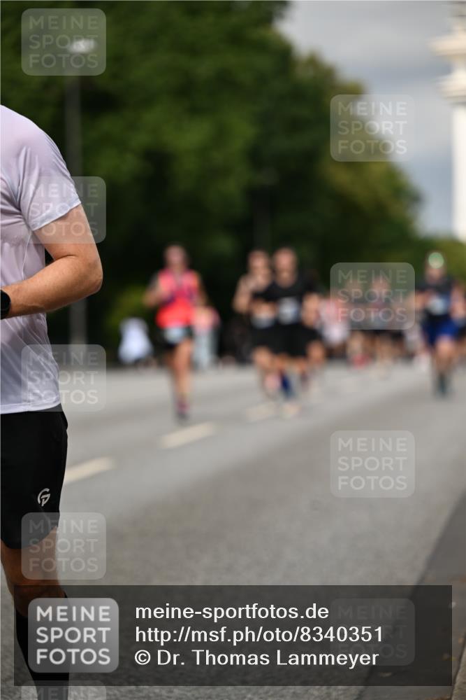 29.06.2025 - hella hamburg halbmarathon Dr. Thomas Lammeyer http://msf.ph/oto/8340351 29.06.2025 10:18:01 Kennedybrücke 1406, 1747, 2891, 2990, 3939, 4032, 4962, 5546, 5719, 6089, 7462, 7802, 7991, 8001, 8147, 8673, 9141, 9845, 9886, 10442, 10443, 11355 meine-sportfotos.de
