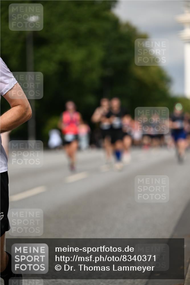 29.06.2025 - hella hamburg halbmarathon Dr. Thomas Lammeyer http://msf.ph/oto/8340371 29.06.2025 10:18:01 Kennedybrücke 1406, 1747, 2891, 2990, 3939, 4032, 4962, 5546, 5719, 6089, 7462, 7802, 7991, 8001, 8147, 8673, 9141, 9845, 9886, 10442, 10443, 11355 meine-sportfotos.de