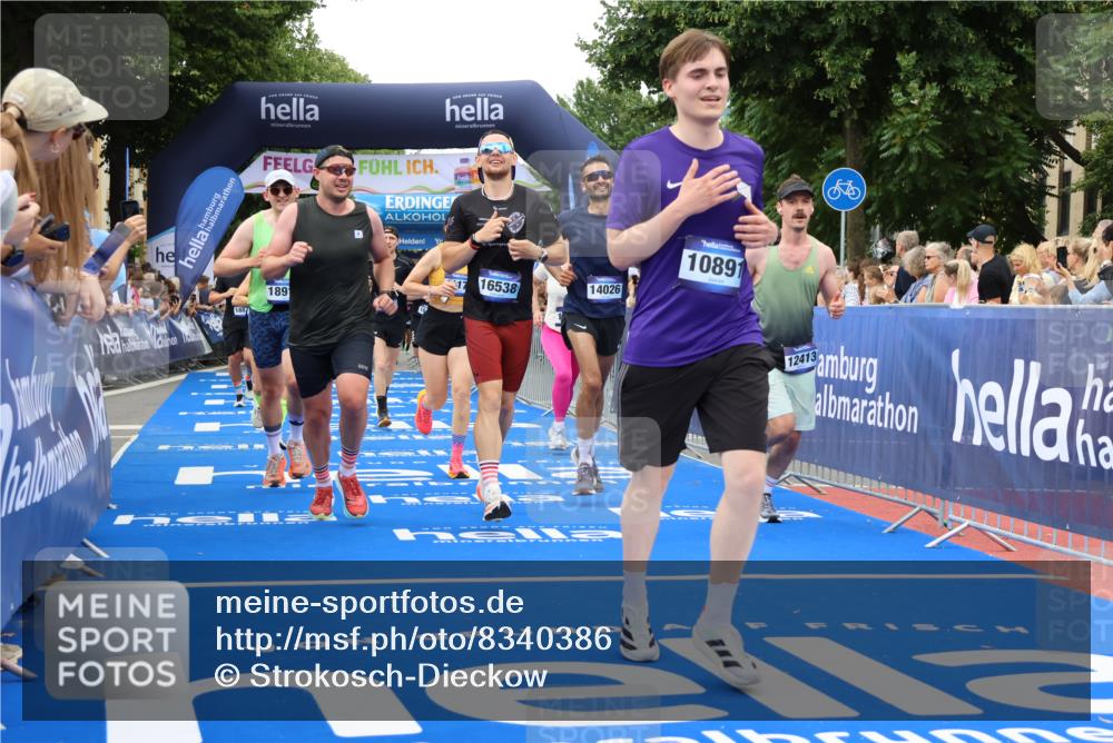 29.06.2025 - hella hamburg halbmarathon Strokosch-Dieckow http://msf.ph/oto/8340386 29.06.2025 10:53:50 Ziel 1422, 1706, 1870, 2432, 2518, 5607, 6260, 6481, 6877, 7177, 7395, 7918, 7973, 8285, 8335, 9922, 10529, 10891, 11789, 12413, 13032, 13869, 14026, 14175, 14818, 15502, 16477, 16538, 17740, 18249, 18418, 18487, 18759, 18831, 18879, 18915, 19177 meine-sportfotos.de