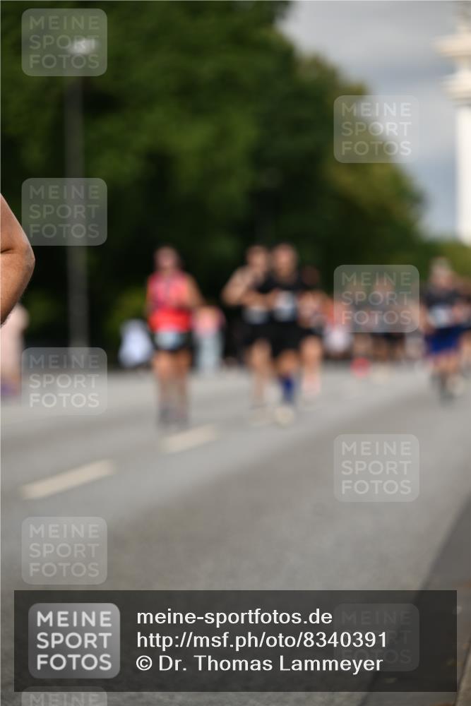 29.06.2025 - hella hamburg halbmarathon Dr. Thomas Lammeyer http://msf.ph/oto/8340391 29.06.2025 10:18:01 Kennedybrücke 1406, 1747, 2891, 2990, 3939, 4032, 4962, 5546, 5719, 6089, 7462, 7802, 7991, 8001, 8147, 8673, 9141, 9845, 9886, 10442, 10443, 11355 meine-sportfotos.de