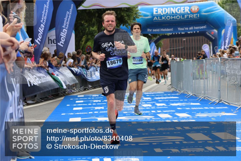 29.06.2025 - hella hamburg halbmarathon Strokosch-Dieckow http://msf.ph/oto/8340408 29.06.2025 10:32:58 Ziel 4463, 4749, 6358, 10453, 11169, 12290, 17802, 18679, 19059 meine-sportfotos.de