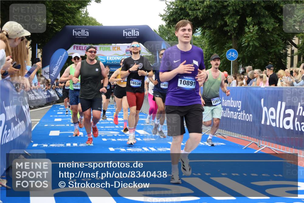 29.06.2025 - hella hamburg halbmarathon Strokosch-Dieckow http://msf.ph/oto/8340438 29.06.2025 10:53:50 Ziel 1422, 1706, 1870, 2432, 2518, 5607, 6260, 6481, 6877, 7177, 7395, 7918, 7973, 8285, 8335, 9922, 10529, 10891, 11789, 12413, 13032, 13869, 14026, 14175, 14818, 15502, 16477, 16538, 17740, 18249, 18418, 18487, 18759, 18831, 18879, 18915, 19177 meine-sportfotos.de
