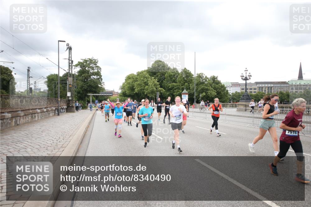 29.06.2025 - hella hamburg halbmarathon Jannik Wohlers http://msf.ph/oto/8340490 29.06.2025 10:55:37 Lombardsbrücke 1738, 1909, 2095, 2793, 3268, 4265, 4354, 4470, 4473, 4836, 5306, 5994, 6055, 6056, 6113, 6494, 6594, 6968, 7516, 7616, 8005, 8110, 8305, 8533, 9838, 9861, 9865, 10449, 10640, 10987, 12267, 13055, 13627, 14124, 14142, 14221, 14280, 14281, 14492, 15173, 15199, 15272, 15763, 15764, 16413, 16960, 17038, 17039, 17168, 18195, 18329, 18349 meine-sportfotos.de
