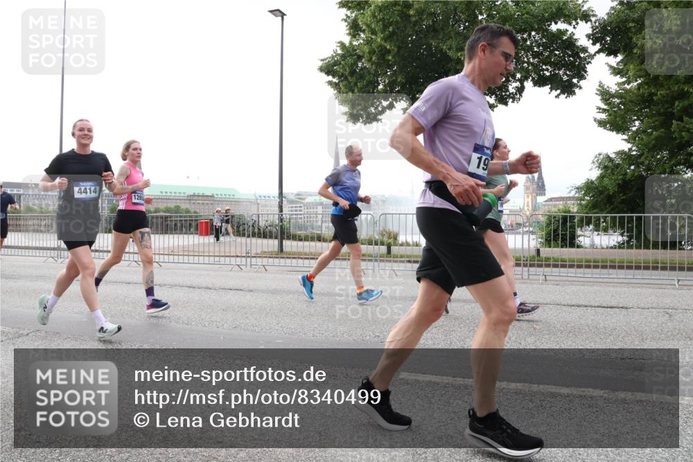 29.06.2025 - hella hamburg halbmarathon Lena Gebhardt http://msf.ph/oto/8340499 29.06.2025 10:38:15 Lombardsbrücke 4414, 1289, 19, 1196, 1394, 1457, 1578, 1596, 1721, 1742, 1791, 1799, 1901, 1966, 1985, 2113, 2151, 2498, 2786, 3010, 3094, 3095, 3242, 3246, 3286, 3338, 3635, 3636, 3716, 3777, 3841, 3880, 4139, 4155, 4159, 4414, 4883, 4921, 5085, 5089, 5139, 5155, 5300, 5617, 5684, 5713, 5735, 6199, 6200, 6362, 6697, 6751, 6930, 7117, 7118, 7165, 7244, 7371, 7552, 7561, 7629, 7692, 7696, 7868, 7914, 8985, 9288, 10159, 10836, 11087, 11543 meine-sportfotos.de