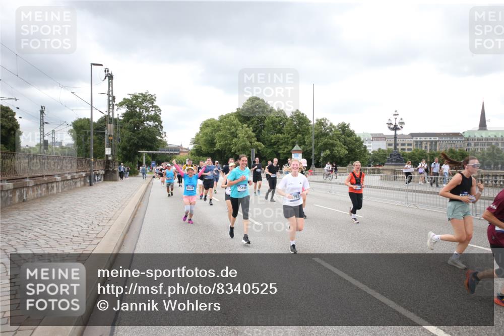 29.06.2025 - hella hamburg halbmarathon Jannik Wohlers http://msf.ph/oto/8340525 29.06.2025 10:55:37 Lombardsbrücke 1738, 1909, 2095, 2793, 3268, 4265, 4354, 4470, 4473, 4836, 5306, 5994, 6055, 6056, 6113, 6494, 6594, 6968, 7516, 7616, 8005, 8110, 8305, 8533, 9838, 9861, 9865, 10449, 10640, 10987, 12267, 13055, 13627, 14124, 14142, 14221, 14280, 14281, 14492, 15173, 15199, 15272, 15763, 15764, 16413, 16960, 17038, 17039, 17168, 18195, 18329, 18349 meine-sportfotos.de