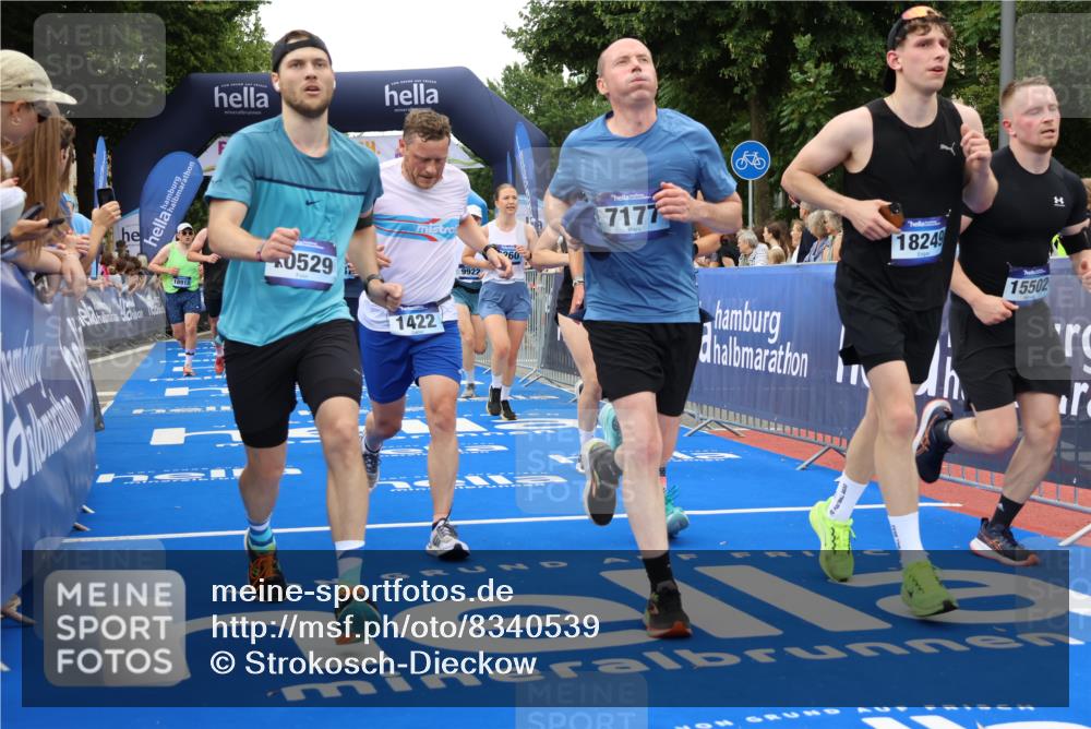 29.06.2025 - hella hamburg halbmarathon Strokosch-Dieckow http://msf.ph/oto/8340539 29.06.2025 10:53:47 Ziel 1422, 1706, 1870, 2082, 2518, 5399, 5607, 6260, 6877, 7177, 7395, 7973, 8285, 8335, 9922, 10529, 10891, 10895, 11588, 11589, 12413, 14026, 14702, 14818, 15441, 15502, 16477, 16538, 17482, 17740, 18249, 18418, 18487, 18514, 18759, 18831, 18915, 19177 meine-sportfotos.de