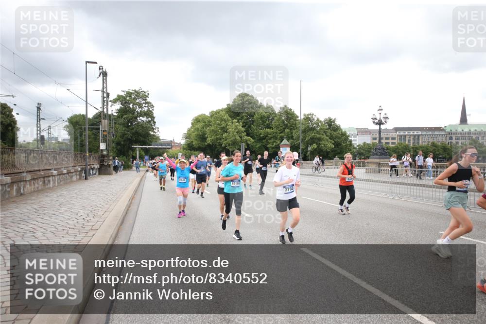 29.06.2025 - hella hamburg halbmarathon Jannik Wohlers http://msf.ph/oto/8340552 29.06.2025 10:55:37 Lombardsbrücke 1738, 1909, 2095, 2793, 3268, 4265, 4354, 4470, 4473, 4836, 5306, 5994, 6055, 6056, 6113, 6494, 6594, 6968, 7516, 7616, 8005, 8110, 8305, 8533, 9838, 9861, 9865, 10449, 10640, 10987, 12267, 13055, 13627, 14124, 14142, 14221, 14280, 14281, 14492, 15173, 15199, 15272, 15763, 15764, 16413, 16960, 17038, 17039, 17168, 18195, 18329, 18349 meine-sportfotos.de
