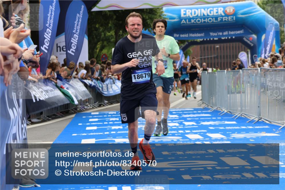 29.06.2025 - hella hamburg halbmarathon Strokosch-Dieckow http://msf.ph/oto/8340570 29.06.2025 10:32:58 Ziel 4463, 4749, 6358, 10453, 11169, 12290, 17802, 18679, 19059 meine-sportfotos.de