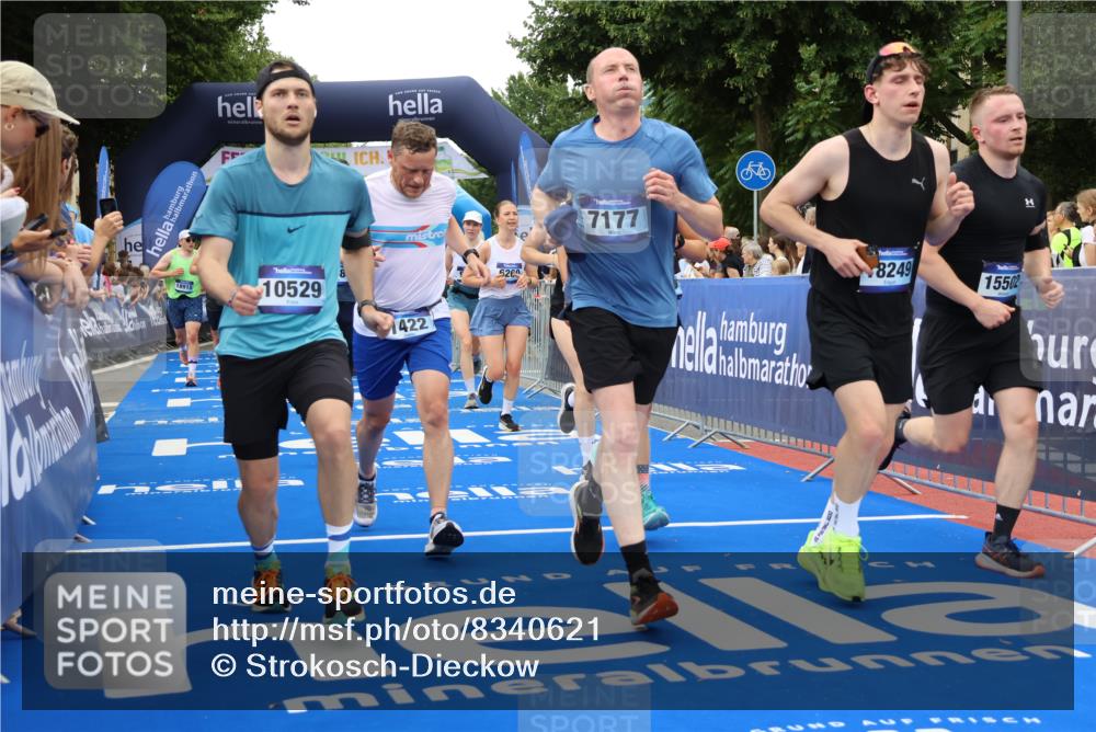 29.06.2025 - hella hamburg halbmarathon Strokosch-Dieckow http://msf.ph/oto/8340621 29.06.2025 10:53:47 Ziel 1422, 1706, 1870, 2082, 2518, 5399, 5607, 6260, 6877, 7177, 7395, 7973, 8285, 8335, 9922, 10529, 10891, 10895, 11588, 11589, 12413, 14026, 14702, 14818, 15441, 15502, 16477, 16538, 17482, 17740, 18249, 18418, 18487, 18514, 18759, 18831, 18915, 19177 meine-sportfotos.de
