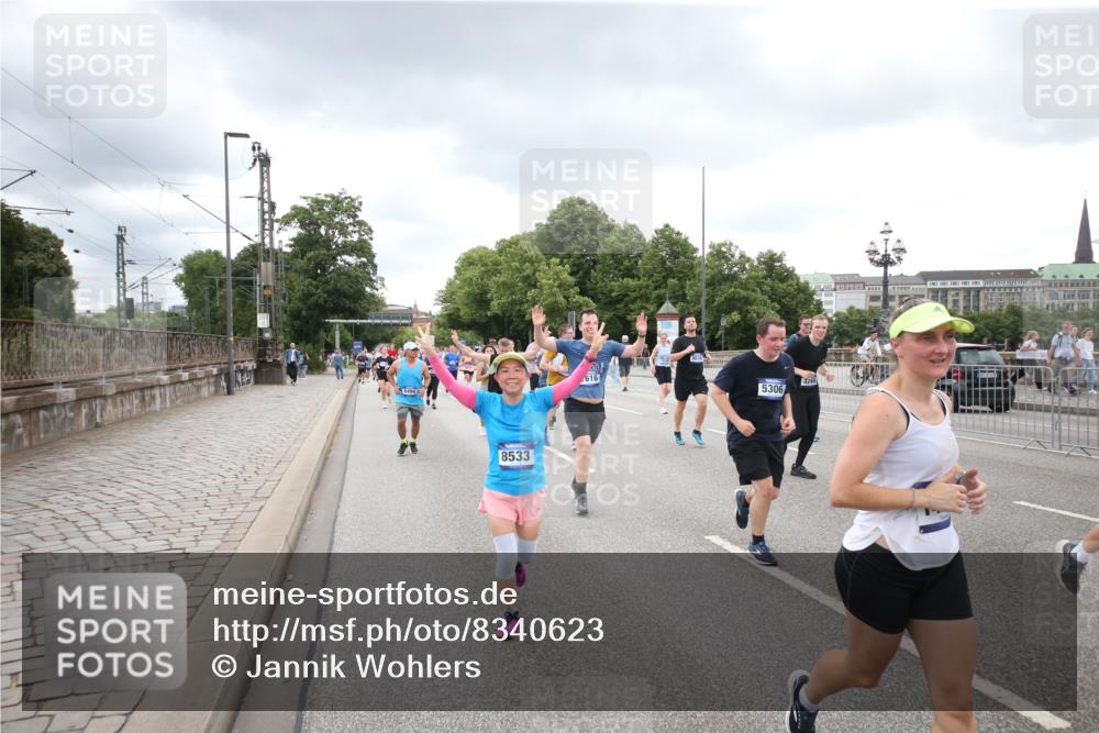 29.06.2025 - hella hamburg halbmarathon Jannik Wohlers http://msf.ph/oto/8340623 29.06.2025 10:55:39 Lombardsbrücke 1738, 1909, 2095, 2793, 3268, 4265, 4354, 4473, 4836, 5306, 5580, 5994, 6055, 6056, 6113, 6494, 6594, 6968, 7516, 7616, 8005, 8305, 8533, 9435, 9606, 9838, 10449, 10640, 10987, 11862, 11863, 12267, 12551, 13055, 13395, 13405, 13627, 14124, 14142, 14221, 14280, 14281, 14492, 15173, 15199, 15272, 15696, 15699, 15763, 15764, 16413, 16960, 17038, 17039, 18195, 18329, 18349, 19228 meine-sportfotos.de