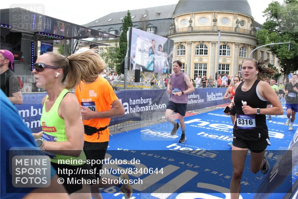 29.06.2025 - hella hamburg halbmarathon Michael Strokosch http://msf.ph/oto/8340644 29.06.2025 10:51:23 Ziel 1461, 1817, 2364, 2411, 2636, 2718, 4814, 6657, 6776, 8316, 8930, 8989, 9214, 9476, 10480, 10667, 11124, 11512, 12016, 13047, 14865, 14994, 16357, 18019, 18489 meine-sportfotos.de
