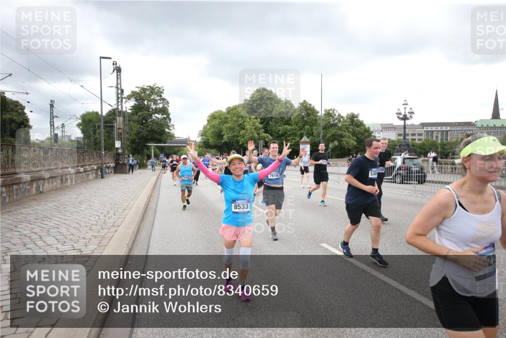 29.06.2025 - hella hamburg halbmarathon Jannik Wohlers http://msf.ph/oto/8340659 29.06.2025 10:55:39 Lombardsbrücke 1738, 1909, 2095, 2793, 3268, 4265, 4354, 4473, 4836, 5306, 5580, 5994, 6055, 6056, 6113, 6494, 6594, 6968, 7516, 7616, 8005, 8305, 8533, 9435, 9606, 9838, 10449, 10640, 10987, 11862, 11863, 12267, 12551, 13055, 13395, 13405, 13627, 14124, 14142, 14221, 14280, 14281, 14492, 15173, 15199, 15272, 15696, 15699, 15763, 15764, 16413, 16960, 17038, 17039, 18195, 18329, 18349, 19228 meine-sportfotos.de