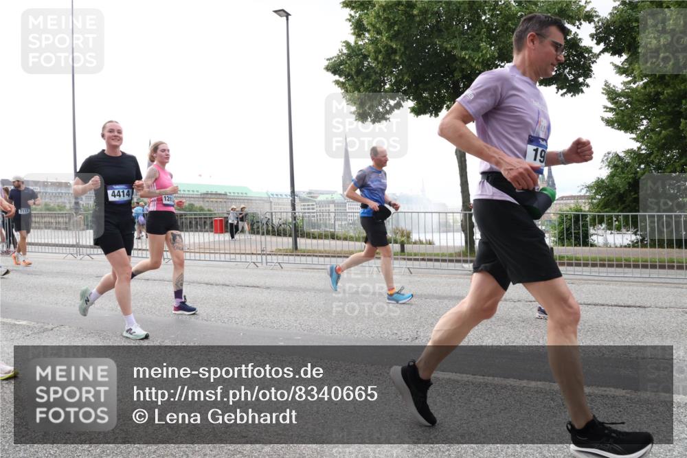 29.06.2025 - hella hamburg halbmarathon Lena Gebhardt http://msf.ph/oto/8340665 29.06.2025 10:38:15 Lombardsbrücke 7118, 4414, 19, 1196, 1394, 1457, 1578, 1596, 1721, 1742, 1791, 1799, 1901, 1966, 1985, 2113, 2151, 2498, 2786, 3010, 3094, 3095, 3242, 3246, 3286, 3338, 3635, 3636, 3716, 3777, 3841, 3880, 4139, 4155, 4159, 4414, 4883, 4921, 5085, 5089, 5139, 5155, 5300, 5617, 5684, 5713, 5735, 6199, 6200, 6362, 6697, 6751, 6930, 7117, 7118, 7165, 7244, 7371, 7552, 7561, 7629, 7692, 7696, 7868, 7914, 8985, 9288, 10159, 10836, 11087, 11543 meine-sportfotos.de