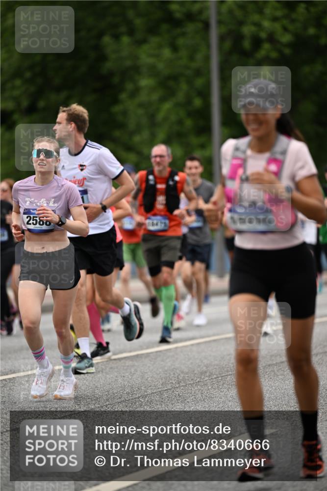 29.06.2025 - hella hamburg halbmarathon Dr. Thomas Lammeyer http://msf.ph/oto/8340666 29.06.2025 10:40:17 Kennedybrücke 1036, 1102, 1183, 1284, 1336, 1717, 2352, 2588, 2827, 3243, 3741, 3990, 4413, 4902, 4937, 5012, 5240, 5531, 6021, 6381, 6845, 6896, 7111, 7275, 7927, 8356, 8947, 10047, 10119, 10336, 10341, 10567, 11010, 11187, 11198 meine-sportfotos.de