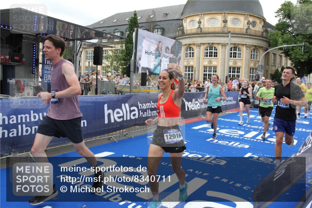 29.06.2025 - hella hamburg halbmarathon Michael Strokosch http://msf.ph/oto/8340711 29.06.2025 10:51:24 Ziel 1461, 1817, 2364, 2411, 2636, 2718, 2946, 4814, 6657, 6776, 8316, 8930, 8989, 9214, 9476, 9656, 10480, 10667, 11124, 12016, 13047, 14865, 14994, 15950, 16357, 18019, 18489 meine-sportfotos.de