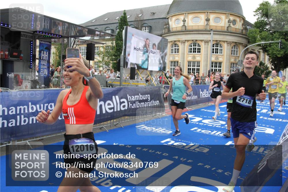 29.06.2025 - hella hamburg halbmarathon Michael Strokosch http://msf.ph/oto/8340769 29.06.2025 10:51:24 Ziel 1461, 1817, 2364, 2411, 2636, 2718, 2946, 4814, 6657, 6776, 8316, 8930, 8989, 9214, 9476, 9656, 10480, 10667, 11124, 12016, 13047, 14865, 14994, 15950, 16357, 18019, 18489 meine-sportfotos.de