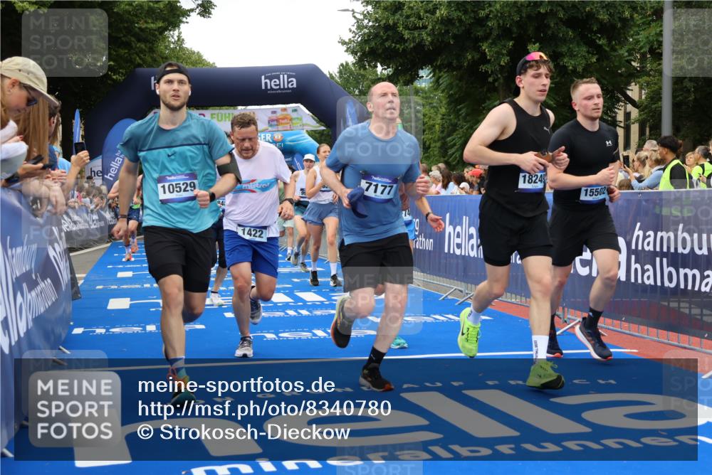 29.06.2025 - hella hamburg halbmarathon Strokosch-Dieckow http://msf.ph/oto/8340780 29.06.2025 10:53:47 Ziel 1422, 1706, 1870, 2082, 2518, 5399, 5607, 6260, 6877, 7177, 7395, 7973, 8285, 8335, 9922, 10529, 10891, 10895, 11588, 11589, 12413, 14026, 14702, 14818, 15441, 15502, 16477, 16538, 17482, 17740, 18249, 18418, 18487, 18514, 18759, 18831, 18915, 19177 meine-sportfotos.de