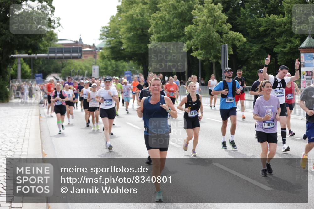 29.06.2025 - hella hamburg halbmarathon Jannik Wohlers http://msf.ph/oto/8340801 29.06.2025 10:41:51 Lombardsbrücke 1150, 1360, 1624, 1752, 1929, 2145, 2523, 2974, 3276, 3605, 4329, 4353, 4885, 4891, 4892, 5419, 5671, 5810, 6136, 6828, 6837, 6917, 7260, 7357, 7557, 7666, 8014, 8459, 8712, 9008, 9370, 10027, 10532, 10734, 10842, 11074, 11075, 11464, 11468, 11677, 11840, 11841, 12162, 12403, 12682, 12725, 12854, 12903, 12904, 13205, 13250, 13456, 13715, 13952, 13953, 14108, 14129, 14158, 14328, 14381, 14405, 14530, 14585, 15155, 15311, 15912, 16352 meine-sportfotos.de