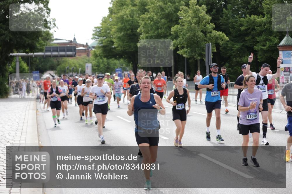 29.06.2025 - hella hamburg halbmarathon Jannik Wohlers http://msf.ph/oto/8340831 29.06.2025 10:41:51 Lombardsbrücke 1150, 1360, 1624, 1752, 1929, 2145, 2523, 2974, 3276, 3605, 4329, 4353, 4885, 4891, 4892, 5419, 5671, 5810, 6136, 6828, 6837, 6917, 7260, 7357, 7557, 7666, 8014, 8459, 8712, 9008, 9370, 10027, 10532, 10734, 10842, 11074, 11075, 11464, 11468, 11677, 11840, 11841, 12162, 12403, 12682, 12725, 12854, 12903, 12904, 13205, 13250, 13456, 13715, 13952, 13953, 14108, 14129, 14158, 14328, 14381, 14405, 14530, 14585, 15155, 15311, 15912, 16352 meine-sportfotos.de