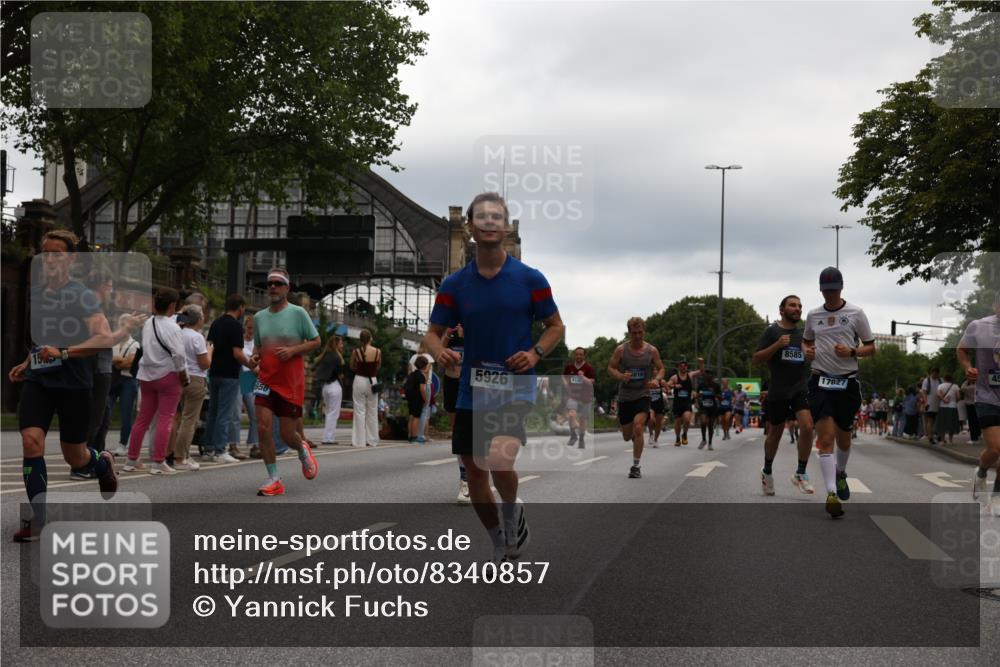 29.06.2025 - hella hamburg halbmarathon Yannick Fuchs http://msf.ph/oto/8340857 29.06.2025 10:52:11 20KM 1319, 1595, 1833, 2250, 2488, 2656, 2840, 2907, 3251, 3859, 4319, 4502, 4550, 4632, 4708, 4767, 5277, 5341, 5926, 6104, 6138, 6147, 6592, 6595, 7082, 7138, 7189, 7856, 8322, 8585, 9230, 9316, 10020, 10319, 10703, 10788, 11394, 11645, 11846, 12378, 12495, 12585, 12879, 13287, 13512, 13694, 13816, 13880, 14266, 14571, 15197, 15434, 15527, 16189, 16531, 17405, 17415, 17531, 17827, 18068, 18180, 18492, 18501, 18587, 18727, 18891 meine-sportfotos.de