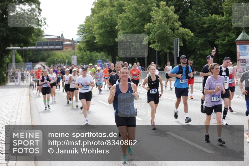 29.06.2025 - hella hamburg halbmarathon Jannik Wohlers http://msf.ph/oto/8340862 29.06.2025 10:41:51 Lombardsbrücke 1150, 1360, 1624, 1752, 1929, 2145, 2523, 2974, 3276, 3605, 4329, 4353, 4885, 4891, 4892, 5419, 5671, 5810, 6136, 6828, 6837, 6917, 7260, 7357, 7557, 7666, 8014, 8459, 8712, 9008, 9370, 10027, 10532, 10734, 10842, 11074, 11075, 11464, 11468, 11677, 11840, 11841, 12162, 12403, 12682, 12725, 12854, 12903, 12904, 13205, 13250, 13456, 13715, 13952, 13953, 14108, 14129, 14158, 14328, 14381, 14405, 14530, 14585, 15155, 15311, 15912, 16352 meine-sportfotos.de