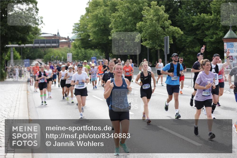 29.06.2025 - hella hamburg halbmarathon Jannik Wohlers http://msf.ph/oto/8340883 29.06.2025 10:41:51 Lombardsbrücke 1150, 1360, 1624, 1752, 1929, 2145, 2523, 2974, 3276, 3605, 4329, 4353, 4885, 4891, 4892, 5419, 5671, 5810, 6136, 6828, 6837, 6917, 7260, 7357, 7557, 7666, 8014, 8459, 8712, 9008, 9370, 10027, 10532, 10734, 10842, 11074, 11075, 11464, 11468, 11677, 11840, 11841, 12162, 12403, 12682, 12725, 12854, 12903, 12904, 13205, 13250, 13456, 13715, 13952, 13953, 14108, 14129, 14158, 14328, 14381, 14405, 14530, 14585, 15155, 15311, 15912, 16352 meine-sportfotos.de