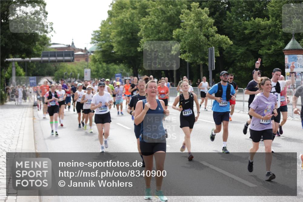 29.06.2025 - hella hamburg halbmarathon Jannik Wohlers http://msf.ph/oto/8340900 29.06.2025 10:41:51 Lombardsbrücke 1150, 1360, 1624, 1752, 1929, 2145, 2523, 2974, 3276, 3605, 4329, 4353, 4885, 4891, 4892, 5419, 5671, 5810, 6136, 6828, 6837, 6917, 7260, 7357, 7557, 7666, 8014, 8459, 8712, 9008, 9370, 10027, 10532, 10734, 10842, 11074, 11075, 11464, 11468, 11677, 11840, 11841, 12162, 12403, 12682, 12725, 12854, 12903, 12904, 13205, 13250, 13456, 13715, 13952, 13953, 14108, 14129, 14158, 14328, 14381, 14405, 14530, 14585, 15155, 15311, 15912, 16352 meine-sportfotos.de