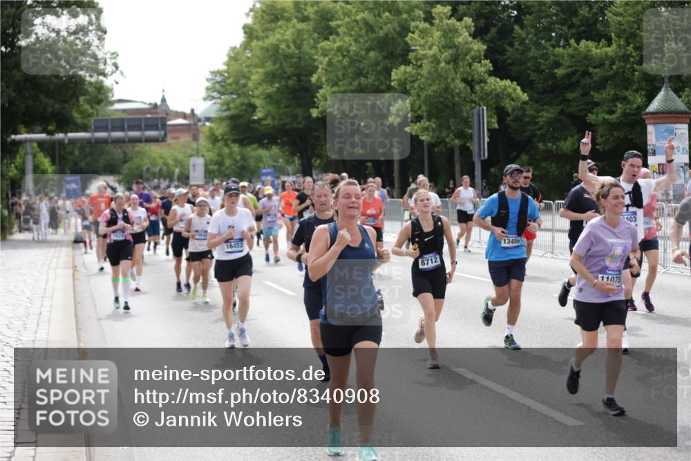 29.06.2025 - hella hamburg halbmarathon Jannik Wohlers http://msf.ph/oto/8340908 29.06.2025 10:41:52 Lombardsbrücke 1150, 1360, 1624, 1752, 1929, 1957, 2145, 2523, 2974, 3276, 3605, 4329, 4353, 4885, 4891, 4892, 5419, 5671, 5810, 6828, 6837, 6917, 7260, 7357, 7557, 7666, 8014, 8459, 8712, 9008, 9370, 10027, 10532, 10734, 10842, 11074, 11075, 11463, 11464, 11468, 11550, 11677, 11840, 11841, 12162, 12403, 12682, 12725, 12854, 12903, 12904, 13205, 13250, 13406, 13456, 13952, 13953, 14108, 14129, 14158, 14328, 14381, 14405, 14530, 14585, 15155, 15311, 15912, 16352 meine-sportfotos.de