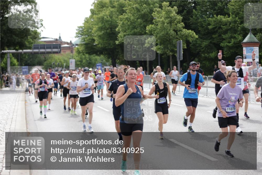 29.06.2025 - hella hamburg halbmarathon Jannik Wohlers http://msf.ph/oto/8340925 29.06.2025 10:41:52 Lombardsbrücke 1150, 1360, 1624, 1752, 1929, 1957, 2145, 2523, 2974, 3276, 3605, 4329, 4353, 4885, 4891, 4892, 5419, 5671, 5810, 6828, 6837, 6917, 7260, 7357, 7557, 7666, 8014, 8459, 8712, 9008, 9370, 10027, 10532, 10734, 10842, 11074, 11075, 11463, 11464, 11468, 11550, 11677, 11840, 11841, 12162, 12403, 12682, 12725, 12854, 12903, 12904, 13205, 13250, 13406, 13456, 13952, 13953, 14108, 14129, 14158, 14328, 14381, 14405, 14530, 14585, 15155, 15311, 15912, 16352 meine-sportfotos.de