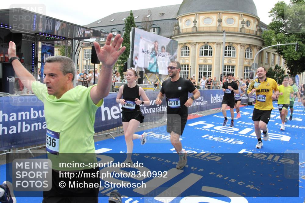 29.06.2025 - hella hamburg halbmarathon Michael Strokosch http://msf.ph/oto/8340992 29.06.2025 10:51:26 Ziel 1817, 2364, 2411, 2636, 2718, 2946, 4814, 5820, 6776, 8989, 9214, 9656, 10667, 11124, 11422, 12016, 13047, 13792, 14865, 14994, 15871, 15950, 16357, 18489 meine-sportfotos.de